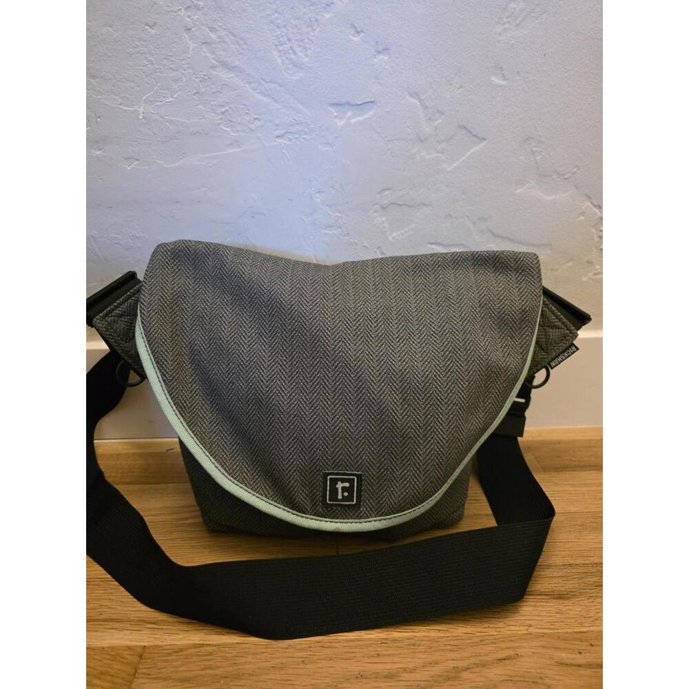 Rickshaw Bags Herringbone Zero Messenger Bag Base 6" x 12.5", Height 10.5"